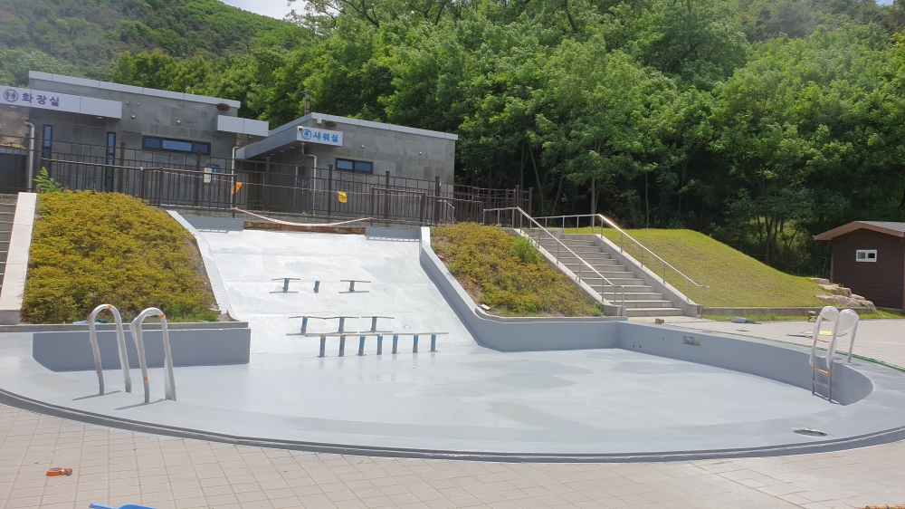 경주 화랑마을 수영장 최종 품질 검사 단계